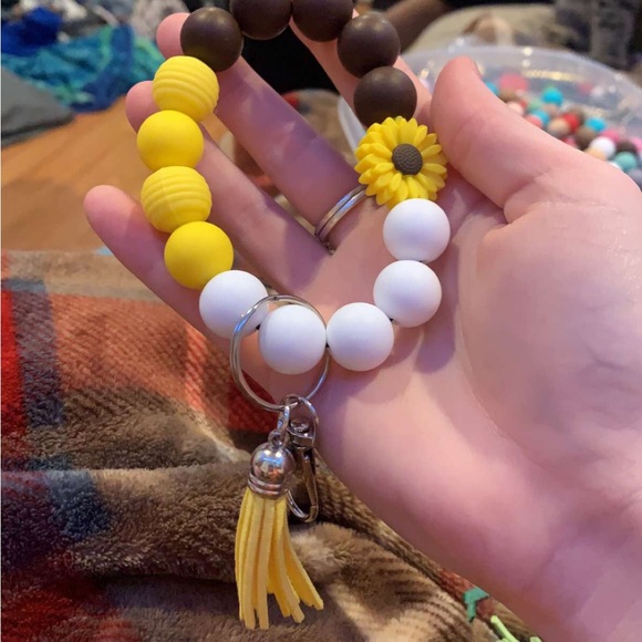 Silicon stretchy key chains, and black designed pins - Picture 4 of 4